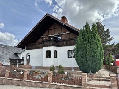 Stilvolles Einfamilienhaus mit gut vermietbarer Einliegerwohnung und tollem Außenbereich
