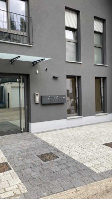 Großzügige, moderne 2,5 Zi.- Erdgeschosswohnung mit Garage, Garten und EBK
