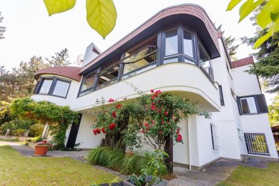 GROßZÜGIGER FAMILIENWOHNSITZ AM HEUBERG IN RUHELAGE MIT INDOORPOOL, WELLNESS, GARTEN & WIEN-BLICK