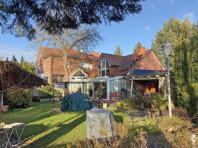 Villenartige Doppelhaushälfte mit großem Grundstück und idyllischer Gartenlandschaft