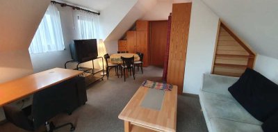 Stilvolle, gepflegte 1,5-Zimmer-DG-Wohnung, möbliert mit Balkon und EBK in Stuttgart