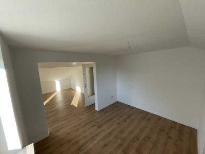 Schöne 3-Zimmer-Dachgeschosswohnung m. Balkon (90 m2 Grundfläche)