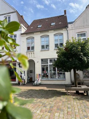 Einfamilienhaus mit freiwerdender Gewerbeeinheit in zentraler Lage von Friedrichstadt zu verkaufen