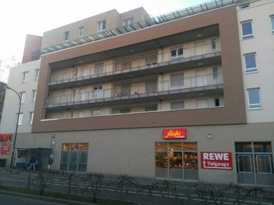 Stilvolle 4-Zimmer-Terrassenwohnung mit Echtholz Parkett und Einbauküche in Stadtmitte