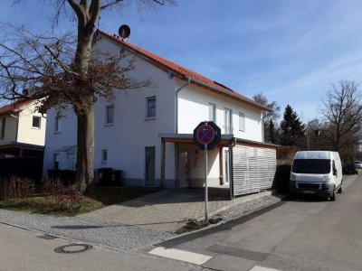 Neuwertige DHH mit 2 Bädern und Garten
