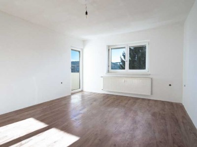 Renovierte schöne 4 Zimmer Wohnung mit Balkon und Einzelgarage