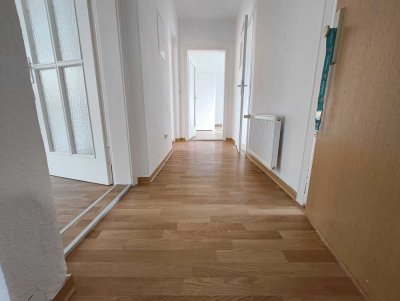 4-Zimmer-Wohnung mit Dusche und Balkon