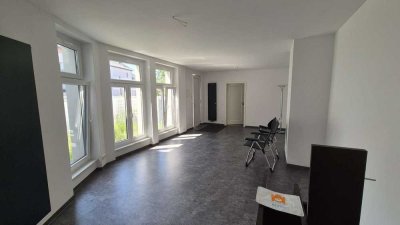 Pendler aufgepasst! Sanierte 1 Raumwohnung mit Einbauküche und Garten!