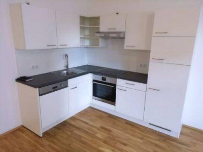 Heller 4 ZIMMER-Altbau, ruhiger Balkon 3m², neuwertige Einbauküche, neuwertiges Bad mit Dusche / WC!