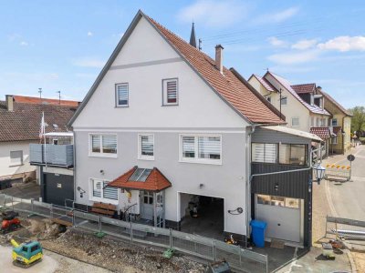 Freistehendes Haus hochwertig saniert! Mit 9 Zimmern, 2 WE, Dachterrasse, 3 Garagen in Harthausen