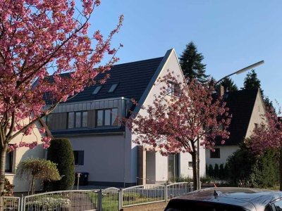 Hochwertige Doppelhaushälfte mit fünf Zimmern und EBK in Lurup, Hamburg
