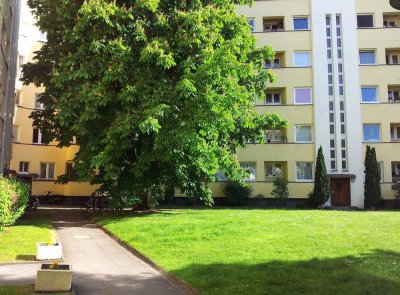 Bezugsfreie 2,5-Zimmer-Altbauwohnung mit Renovierungsbedarf im beliebten Komponistenviertel
