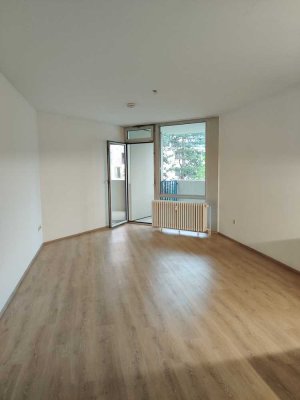 lichtdurchflutetes Apartment mit Balkon und Küche in Sendling