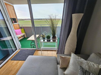 NEUBAU: VOLL MÖBLIERTES 2-Zimmer APARTMENT um 790 EUR Monatsmiete am STADTRAND WIENS. In 20min bei UNO-CITY. Mit Balkon und BISAMBERG-Blick!