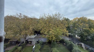 Charmante Zwei-Zimmer-Dachgeschosswohnung mit Einbauküche