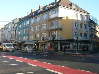 Frisch renoviert! 2 Zimmer, Einbauküche, Bad mit Waschmaschinenstellplatz