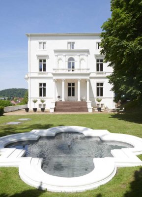 Stilvoll und altersgerecht wohnen – Exklusive Wohnung im Ostflügel der Beletage der Weißen Villa