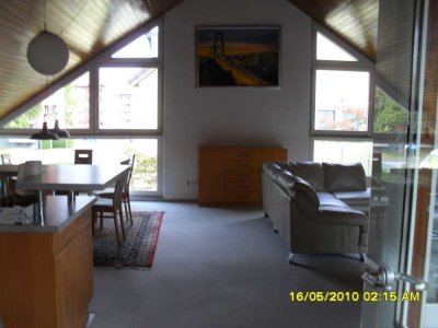 Freundliche und vollst. renovierte 3,5-Raum-DG-Wohnung mit geh. Innenausstattung mit EBK
