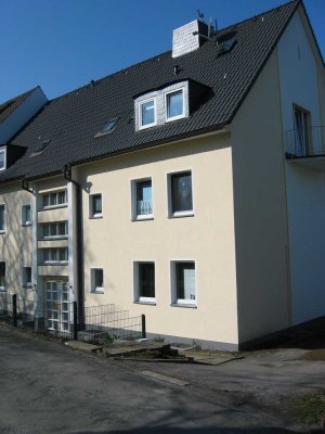 Stadtnahe Dachgeschosswohnung mit Einbauküche und Balkon !