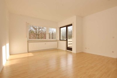 Jetzt einziehen: Lichterfüllte 3-Zimmer-Dachgeschoss-Wohnung mit großer Terrasse & Balkon