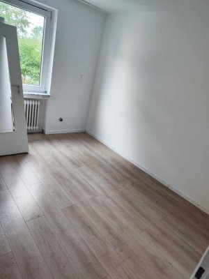 Für Renovierungskünstler! Großzügige 4-Zimmer Wohnung in Düsseldorf zu vermieten! in
