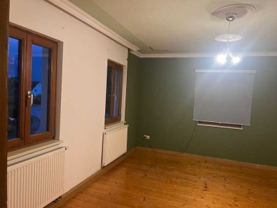 Geräumiges 9-Zimmer-Bauernhaus mit 2 Nebengebäuden und großem Garten