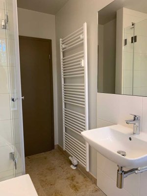 Besondere 2-Zi-Wohnung mit Balkon - Bad mit Fenster/Wanne/Dusche - Parkett - Natursteinboden!