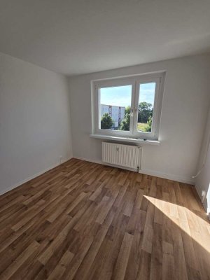 Helle 4-Raum-Wohnung, Duschbad mit Fenster und Keller