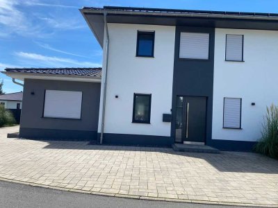 Traumhafte Neubau-Doppelhaushälfte auf Eckgrundstück – 160 m², Balkon, Terrasse & idyllische Lage