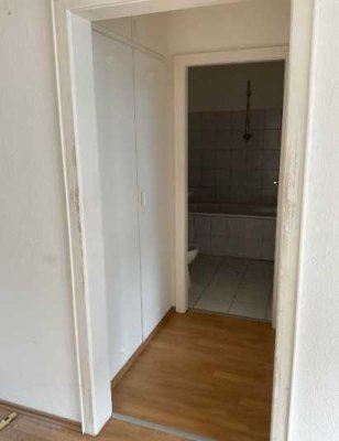 Helle 2-Zimmer-Erdgeschosswohnung mit Bodenbelag und Balkon - ab 01.09.25 verfügbar