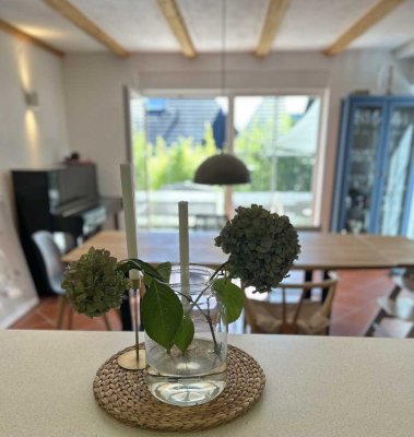 Lichtdurchflutetes Einfamilienhaus mit mediterranem Charme