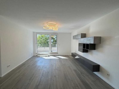 Frisch renoviertes 4-Zi-Penthouse | Terrasse | 3. OG | Zwei Stellpl.  | Top-Anbindung