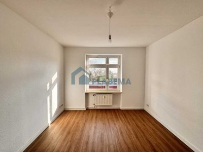 3 Zimmer Wohnung, Vinylfußboden, neue EBK möglich, Badewanne