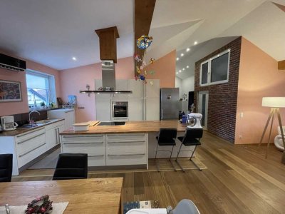 Neuwertige klimatisierte Wohnung mit vier Zimmern sowie Balkon und Einbauküche in Reilingen