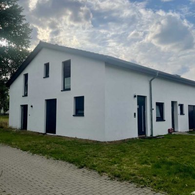 Moderne 3 ZKB Wohnung im Dachgeschoss eines Reihenhauses mit separatem Eingang und Garten!