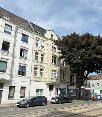 Herrliche Altbau-ETW im 1. OG mit hohen Decken und Balkon!