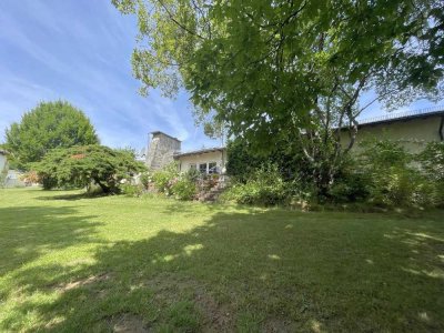 Schickes Wohnhaus im Bungalow-Stil mit riesigem Garten und Grundstückspotential