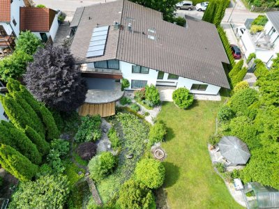 Exklusives, kernsaniertes Einfamilienhaus mit Einliegerwohnung, Gartenidylle & Teich in Bestlage