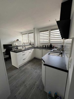 Voll möblierte, moderne 2-Zimmer-Wohnung mit Balkon in ruhiger Lage