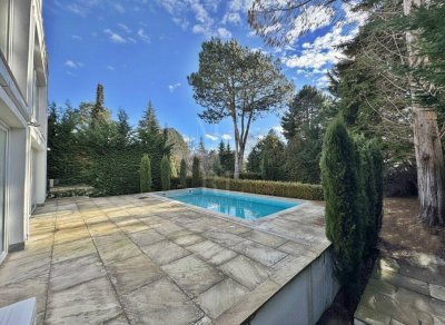 Repräsentative, moderne Villa mit Pool in absoluter Grünruhelage