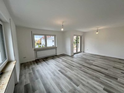 Erstbezug nach Sanierung! Lichtdurchflutete 3 Zi.-Wohnung mit Balkon in Feucht.