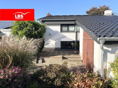 **Nur für Individualisten !! Freistehendes SPLIT-LEVEL-Haus in direkter Feldrandlage von Hexenberg**