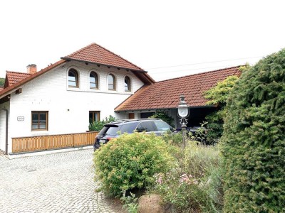 Architektenhaus mit Einliegerwohnung & Baugrundstück in Waldrandlage