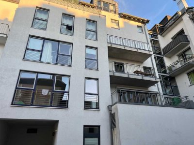 Modernisierte 2-Raum-Penthouse-Wohnung mit Blick auf den Dom