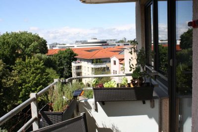 Geschmackvolle 4-Zimmer-Wohnung mit gehobener Innenausstattung mit Balkon und EBK in Augsburg