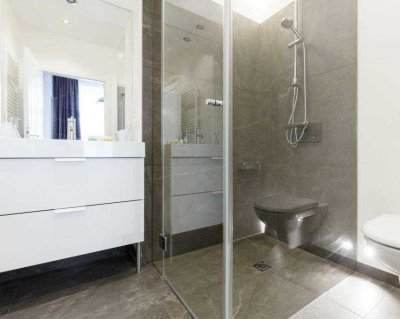 Erstbezug nach Sanierung mit Einbauküche: Stilvolle 1,5-Zimmer-Wohnung mit lux. Innenausstattung