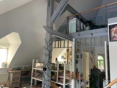 Charmante DG-Wohnung mit Empore im historischen Gebäude