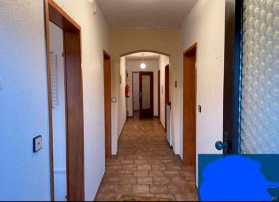 Freistehendes 6-Zimmer Zweifamilienhaus in Söhrewald