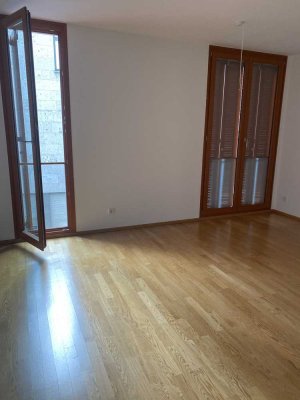 Stilvolle 3-Zimmer-Wohnung mit gehobener Innenausstattung mit Balkon und EBK in Regensburg