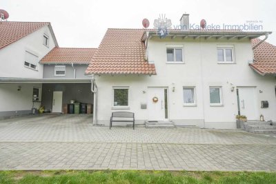 Direkt an der Bebauungsgrenze: Moderne DHH mit EBK, FBHZ, Carport und Garage